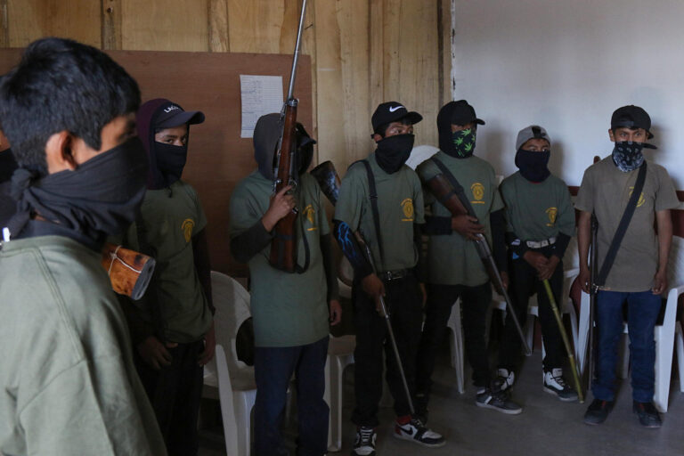 Niños de estado mexicano de Guerrero reciben armas para defenderse del crimen organizado