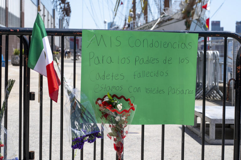 Improvisan un altar tras accidente de buque mexicano en Nueva York con mensajes y banderas