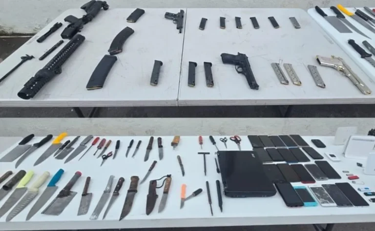 armas-y-objetos-prohibidos-asegurados-en-el-penal-de-aguaruto-culiacan