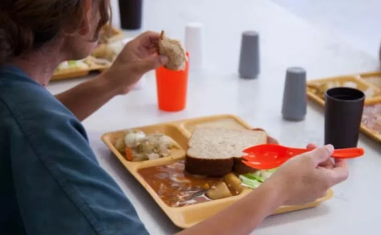 comida-servida-a-migrantes-detenidos-bajo-custodia-de-ice