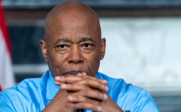 Eric Adams renuncia a buscar la reelección como alcalde de NY